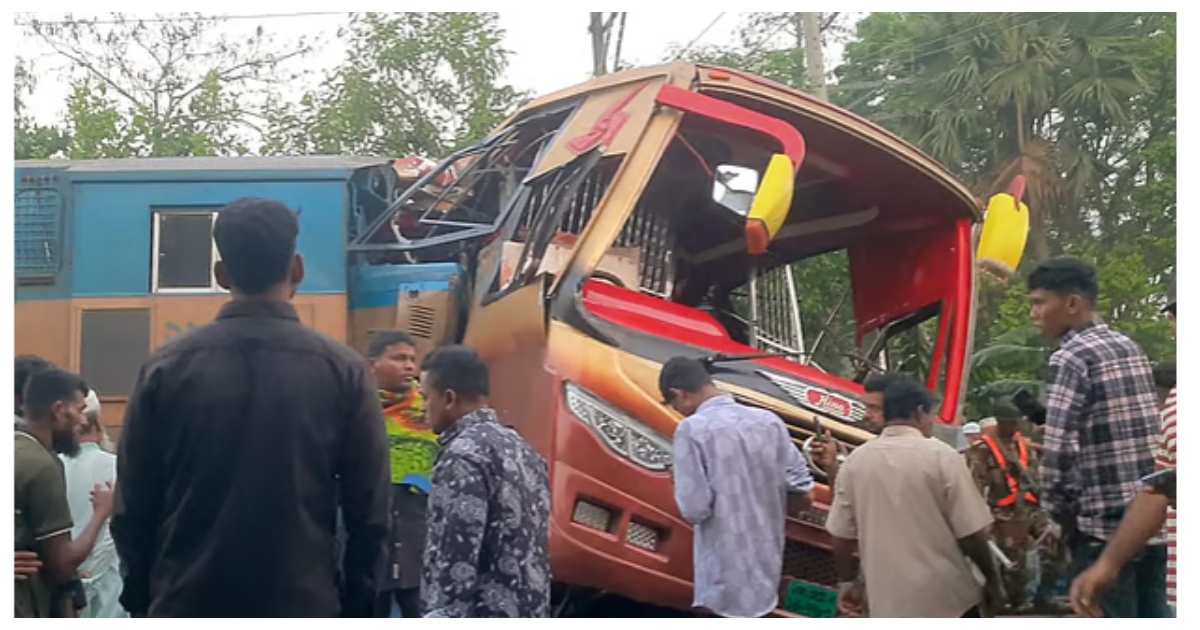 রোববার ভোররাতে জেলার কুমিল্লার পদুয়ার বাজার  রেলক্রসিংয়ে যাত্রীবাহী বাসে চট্টগ্রাম মেইল ট্রেনের ধাক্কায় ১২ জন নিহত হয়েছেন।